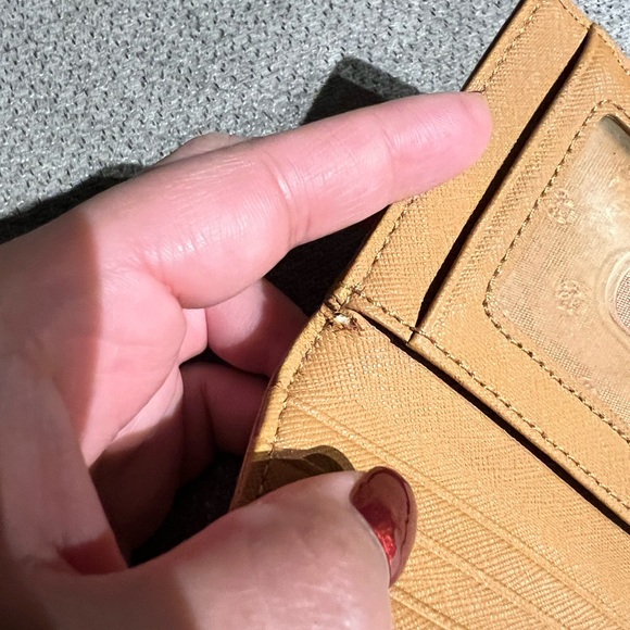 Tory Burch Gold Logo Tan Card Holder - Picture 4 of 5